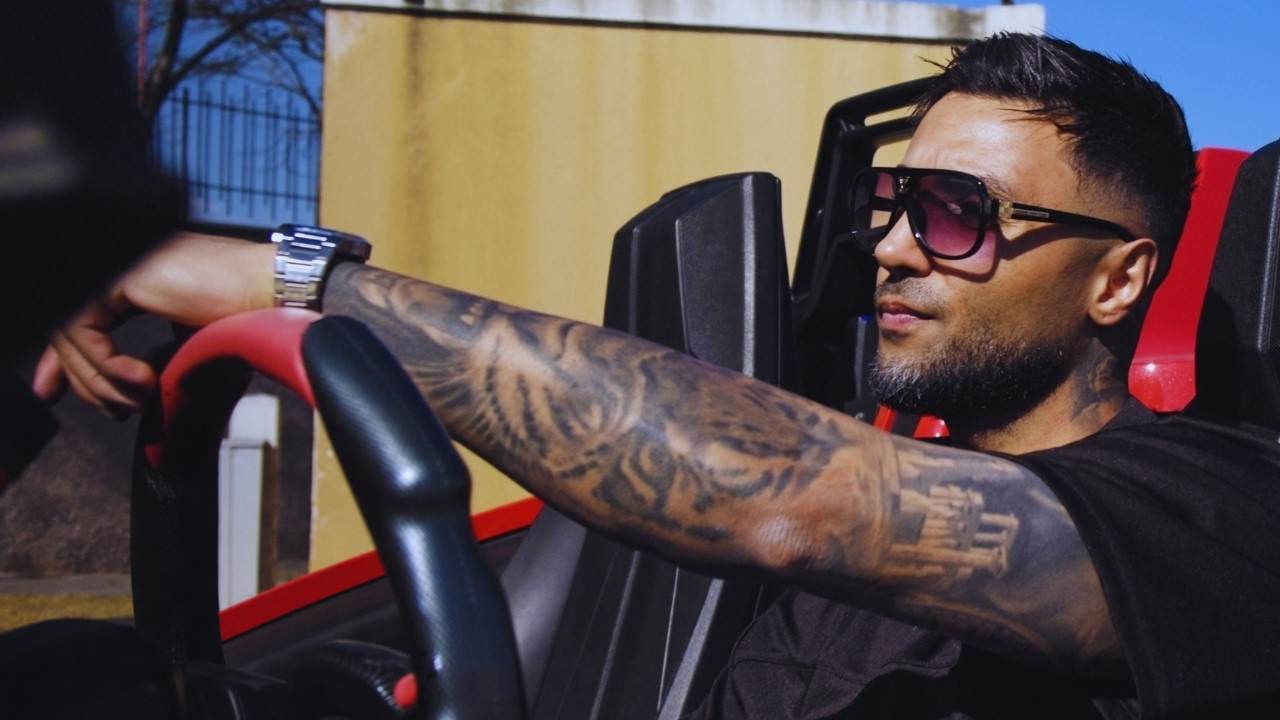 Beroz Papito in the Mi Corazón music video